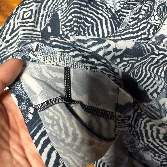 LULULEMON Rare Women’s Blue & White Pilgrim Romper. Size 6 - Picture 5 of 5